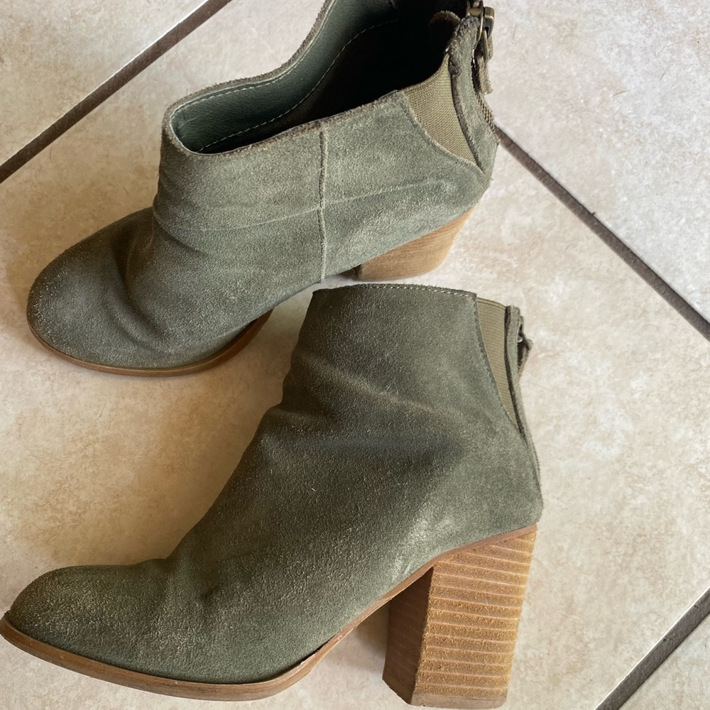 UO green suede bootie, size 6